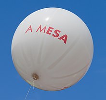 A white balloon with red text: "A Mesa"