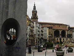 La Mirada, 1992, de Agustín Ibarrola, plaza General Loma (junto a la plaza de la Virgen Blanca)