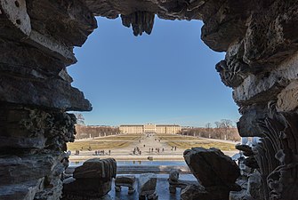 Vue sur le château depuis la fontaine de Neptune.