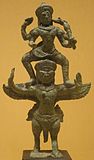 騎在迦樓羅上的毗濕奴的銅像《柬埔寨，吳哥窟，12世紀》