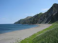メードヌイ島の浜とそれに続く海食崖。
