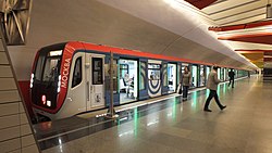 De metro richting centrum langs het perron