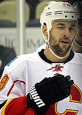 Deryk Engelland Warrior-kesztyűvel