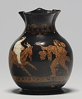 Vrč z dečkom, ki jezdi kozla, zadnje desetletje 5. stoletja pr. n. št.; 9,1 × 7 cm, verjetno uporabljen v otroškem grobu