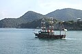 鞆と仙酔島とを結ぶ「平成いろは丸」（2010年就航）背後が仙酔島