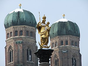 Mariensäule met de torens van de Frauenkirche