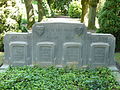 Achterzijde van het monument voor zeven Nederlandse militairen die in de meidagen 1940 sneuvelden