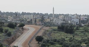 אל-מידיה וגדר ההפרדה העוברת סמוך לכפר