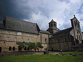 bâtiments flanqués d’une église, à droite