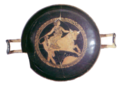 Kylix, ceramica a figure rosse 370 a.c. raffigura il ratto di Europa[46], tomba 32 necropoli di Poggio Sommavilla, archivio SBALazio Etruria Meridionale.