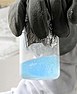 Cairan biru pucat dalam gelas kimia bening