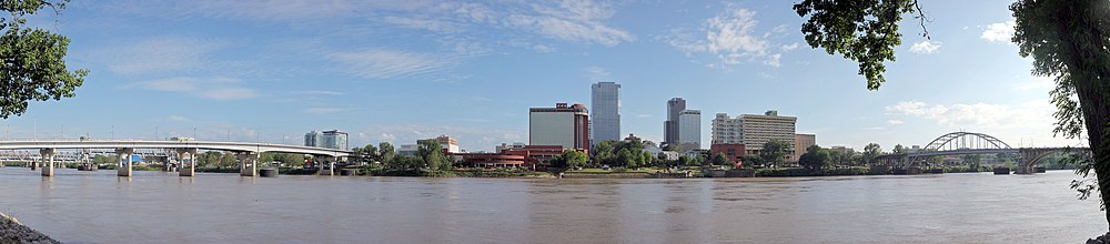 Panorama vido de la urbocentro, vidianta de la norda bordo de la rivero Arkansas