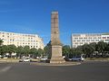 Monumento a los muertos en el centro de la plaza.