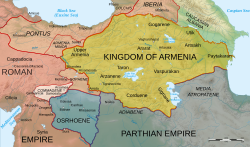 نقشه کوماژن در سال ۵۰ میلادی به رنگ صورتی روشن در سمت چپ. کشورهای همسایه آن نیز ارمنستان، سوفن، اسروئن، و امپراتوری‌های روم و اشکانی هستند.