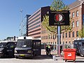 Rotterdam die Binnenrotte, Lighbox Feyenoord ist Meister mit Fahrzeugen der Bereitschaftspolizei