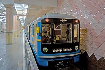 Metrojuna asemalla.