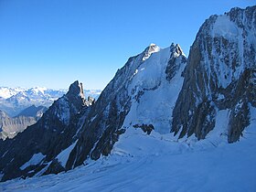 L'ubac de l'aiguille Blanche de Peuterey avec le glacier septentrional des Aiguilles-Blanches au-dessus du glacier de la Brenva.
