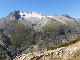 Vue du Grosses Fusshorn (à gauche) et du Geisshorn (au centre-gauche) depuis le sud.