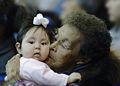 La nonna (aana) bacia la nipote alla festa di Nalukataq, Barrow, 2007. Il bacio tra gli Iñupiat (puvipsuk) è fatto toccando il naso, noto come bacio eschimese