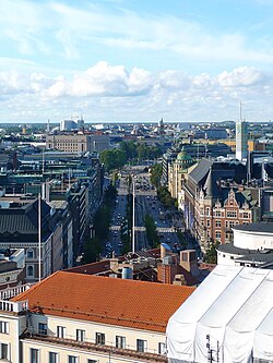 Mannerheimintie on Helsingin pääkatu. Kuvassa tien alkupäätä Erottajan paloaseman tornista nähtynä.