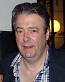 Roger Allam interpreta Peter Mannion.