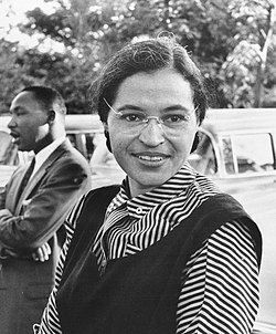 Rosa Parks vuonna 1955. Taustalla Martin Luther King.