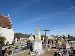 Le monument aux morts et la croix.