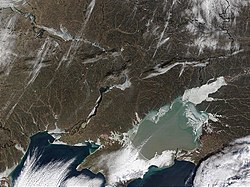 תמונת לוויין בה ניתן להבחין בין מימיו הרדודים של ים אזוב, לבין הים השחור העמוק יותר