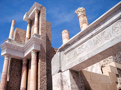 Théâtre romain de Carthago Nova. Détail de la scène avec l'inscription du dévouement à Lucius César sur le passage latéral, après restauration.