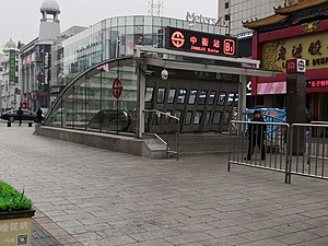 本站B1出入口，位於朝陽街東側