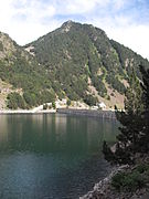 Barrage du lac de l'Oule, derrière,la crête de Pène Oussadet.