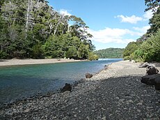 le rio Angostura, qui relie le lac Moreno (de face) et la baie López du lac Nahuel Huapi.