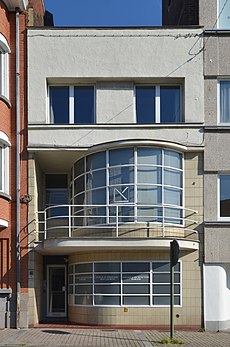 La maison Mattot, habitation de style moderniste construite à Charleroi en 1937 par l'architecte Marcel Leborgne pour un « gynécologue célibataire ». (définition réelle 2 334 × 3 524)