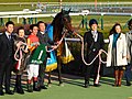 2016年シルクロードS表彰式/太田美實オーナーの遺影と共に口取りに参加する太田珠々子（左から2人目）