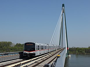 Zug der Linie U2 auf der Donaustadtbrücke