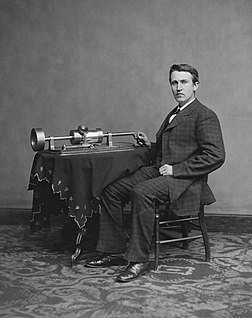 Thomas Edison et l'un des premiers phonographes. (définition réelle 2 640 × 3 327)