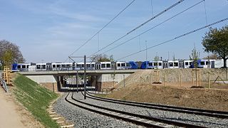 Marienborner Bahnhof, oben: Regionalzug der Strecke Mainz-Alzey, unten: Haltestelle der Mainzelbahn