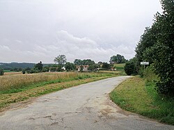 Celkový pohled na osadu od silnice z Bratřic