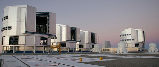 設有VLT、AT和VLT巡天望遠鏡（英语：VLT Survey Telescope）的天文台平台