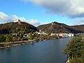 Südteil der Stadt Riedenburg mit Main-Donau-Kanal (Altmühl), Stadtbrücke, Schlossberg mit Schloss Rosenburg (links) und Jägerberg mit Burgruine Tachenstein (rechts), von Osten