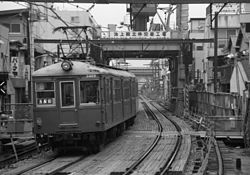 地下化工事中の当駅を出発する3450形