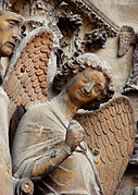 El Ángel sonriente del pórtico occidental de la catedral de Reims, gótico inicial (después de 1211).