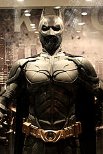 Photographie du costume de Batman dans la trilogie de Christopher Nolan.