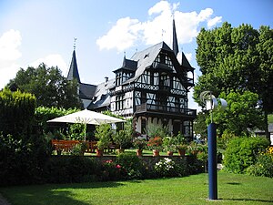 Frühere Suttonvilla und Stammhaus des Weinguts Robert Weil