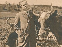 Ivar Lo-Johansson i lantlig miljö omkring 1940.