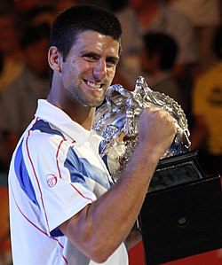 Novak Djokovic med Norman Brookes Challenge Cup ved Australian Open 2011