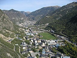 Santa Coloma d'Andorra och floden La Valira (till höger), sett från ett närliggande berg