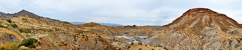 Vue panoramique du désert de Tabernas de l'A-92 (GPS 37.016773 -2.446092).