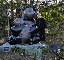 Photo avec l’œuvre monumentale Yuan Meng (2.5 m de hauteur), représentant le premier panda né en France, dans les bras de sa mère, Huan Huan, à côté de laquelle pose le sculpteur animalier Michel BASSOMPIERRE