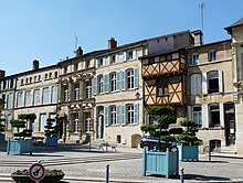 Façades de différents styles architecturaux les unes à côtés des autres.